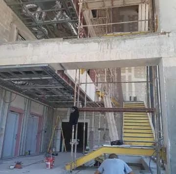 אתר בנייה רב מפלסי עם תשתיות מערכות בתקרה