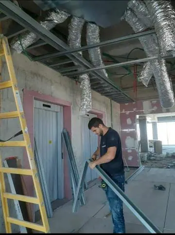 תעלות גמישות מבודדות ומסגרת תקרה במהלך התקנה