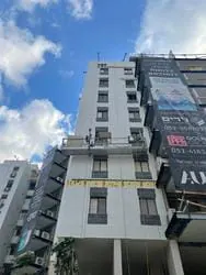 מבנה רב קומות במהלך עבודות חזית