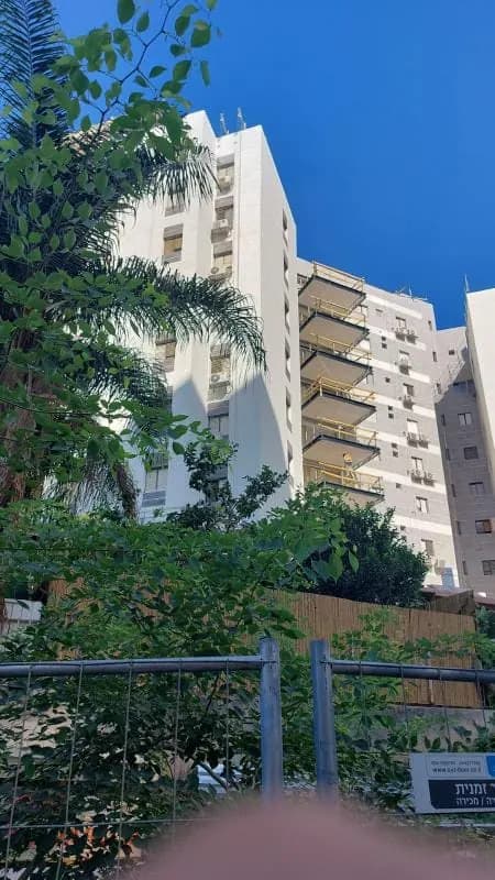 בניין מגורים רב קומות עם יחידות מיזוג חיצוניות